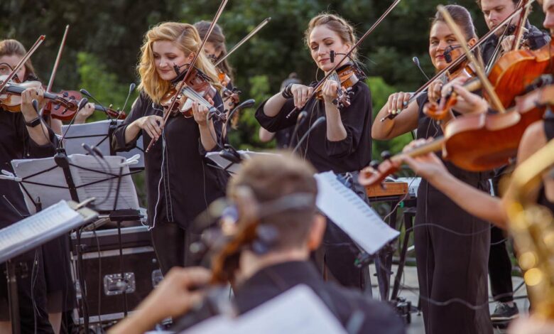 Keman çalan kadınlar ve orkestra